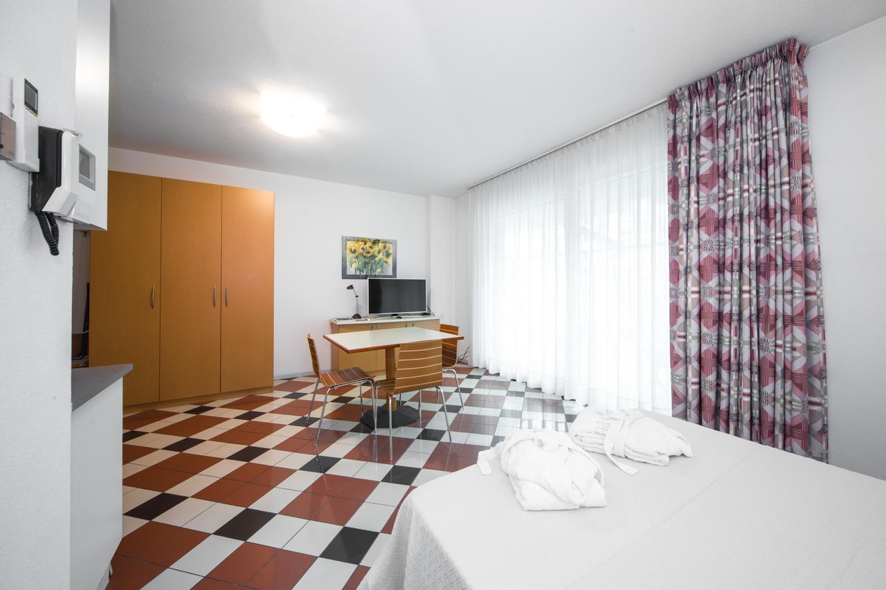 Piazzi House Aparthotel Sondrio Bagian luar foto
