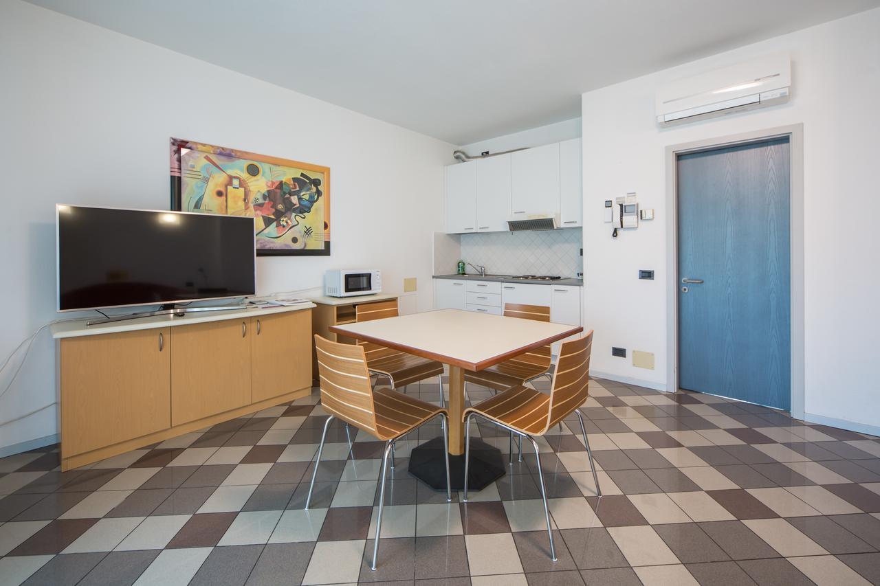 Piazzi House Aparthotel Sondrio Bagian luar foto