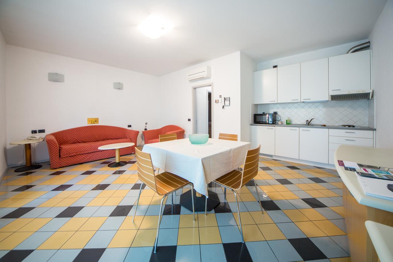 Piazzi House Aparthotel Sondrio Bagian luar foto
