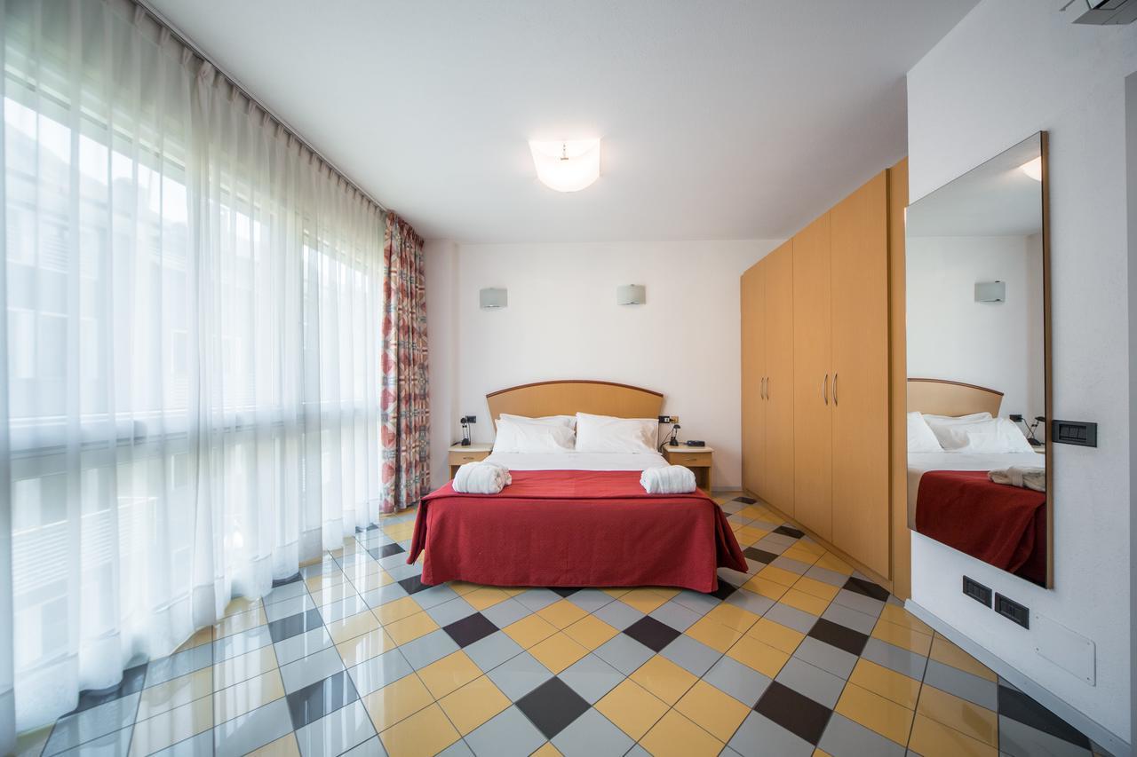 Piazzi House Aparthotel Sondrio Bagian luar foto
