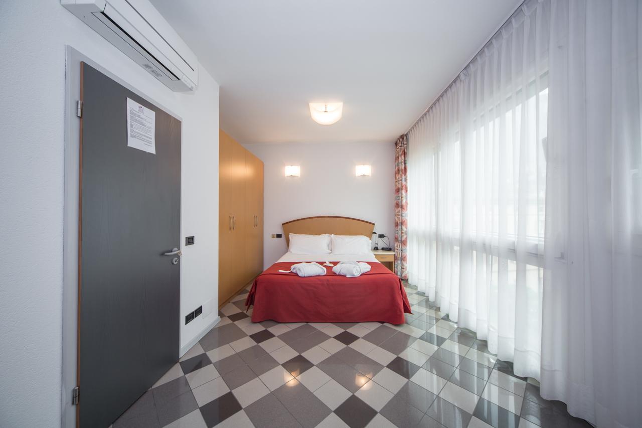 Piazzi House Aparthotel Sondrio Bagian luar foto