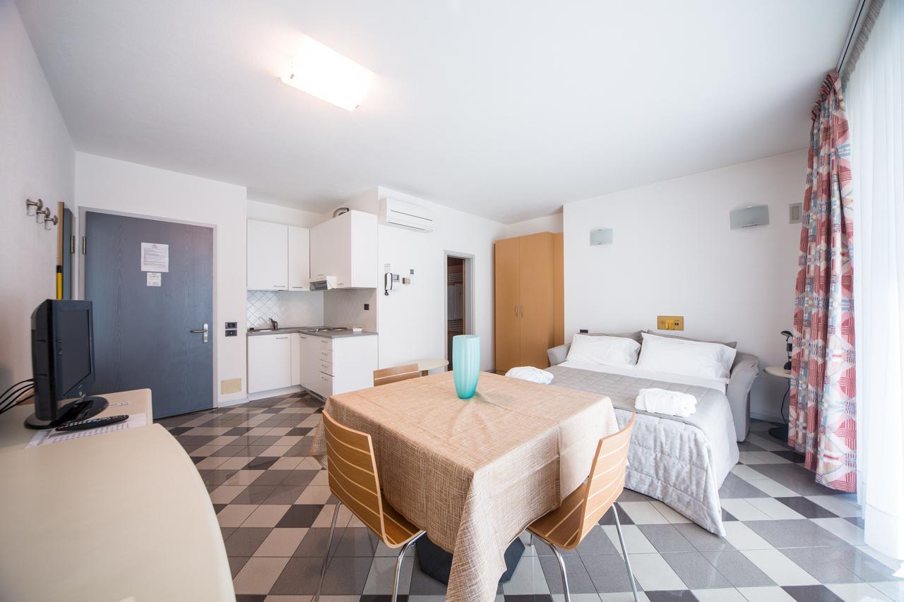 Piazzi House Aparthotel Sondrio Bagian luar foto