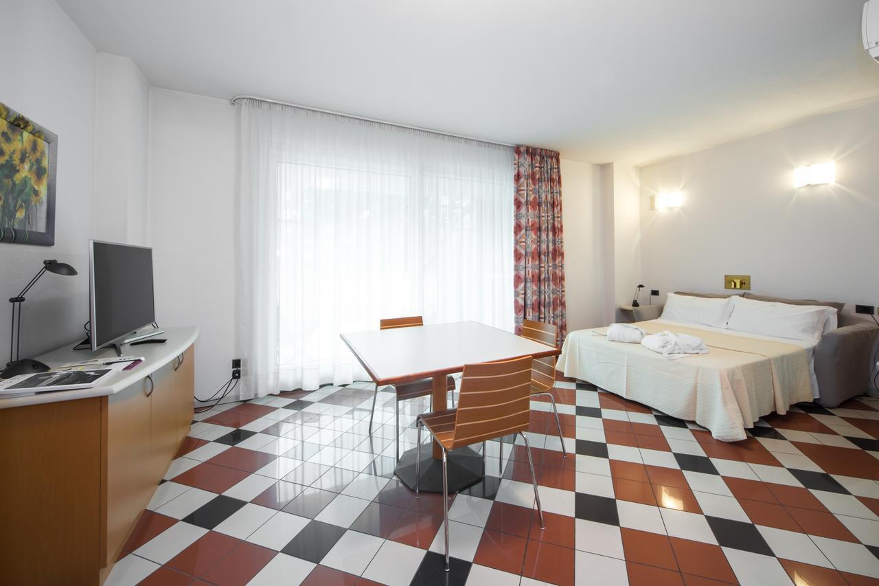 Piazzi House Aparthotel Sondrio Bagian luar foto