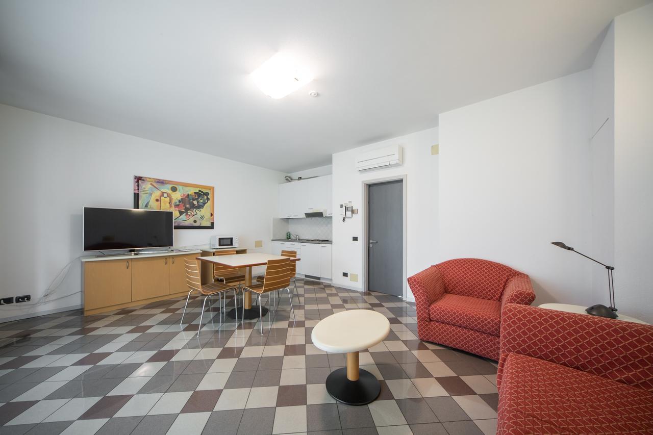 Piazzi House Aparthotel Sondrio Bagian luar foto