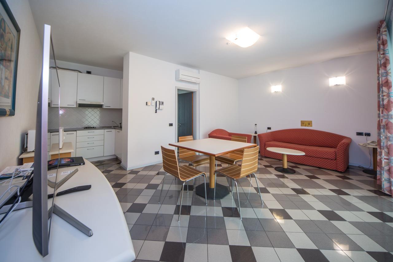 Piazzi House Aparthotel Sondrio Bagian luar foto