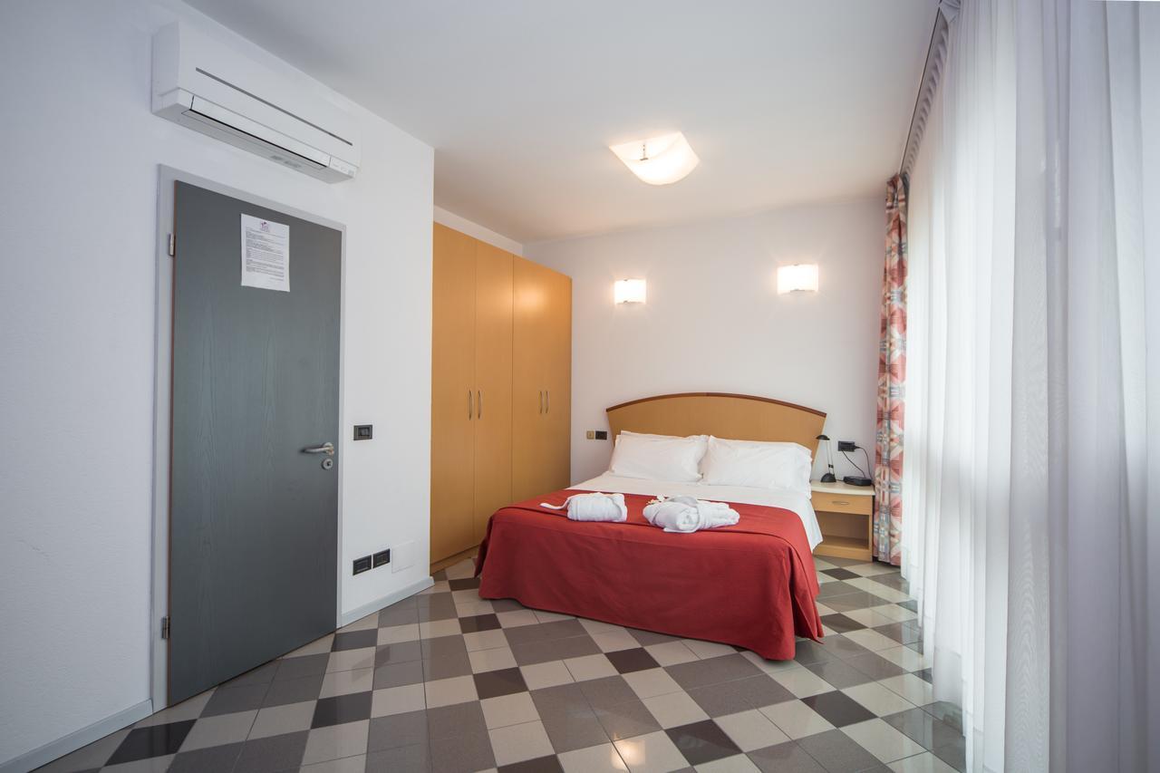 Piazzi House Aparthotel Sondrio Bagian luar foto
