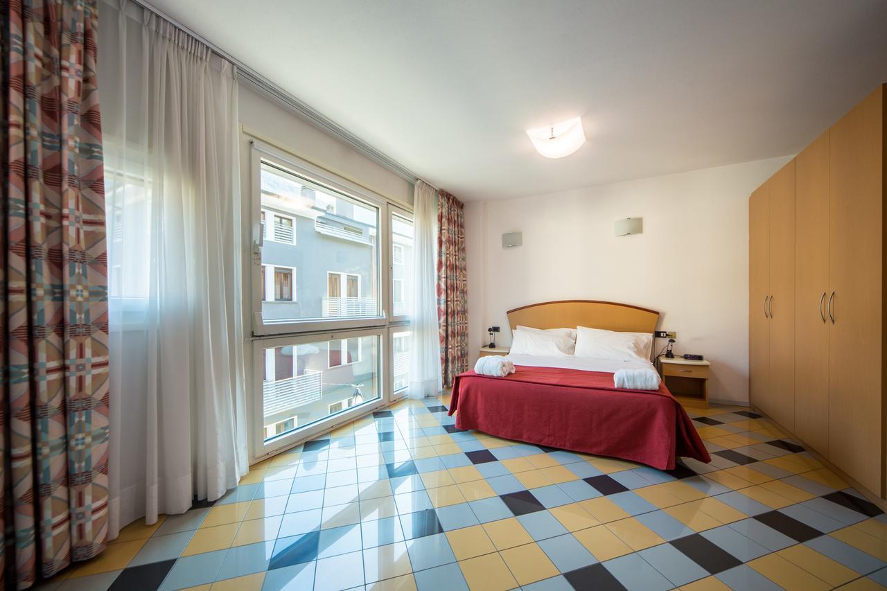 Piazzi House Aparthotel Sondrio Bagian luar foto