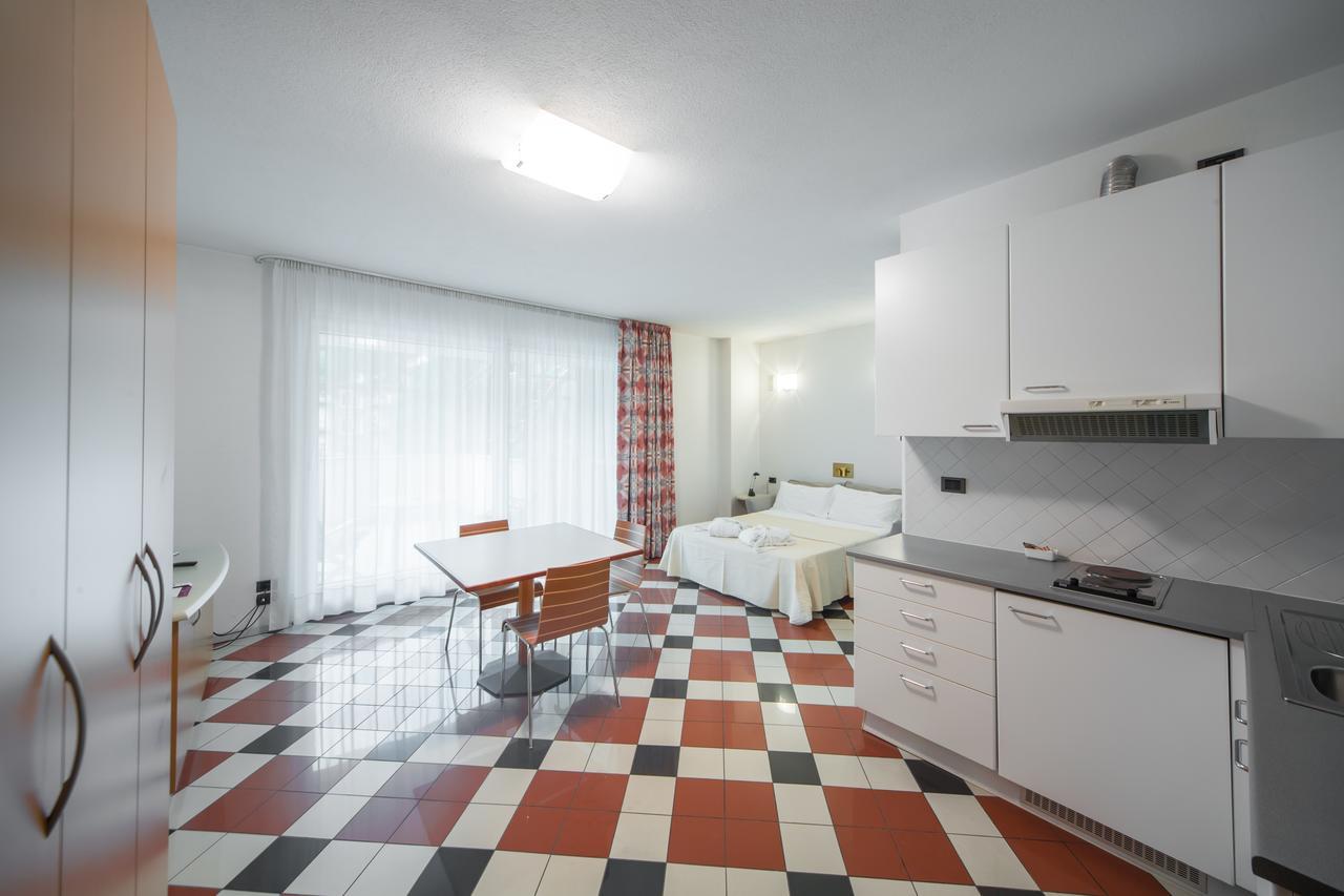 Piazzi House Aparthotel Sondrio Bagian luar foto