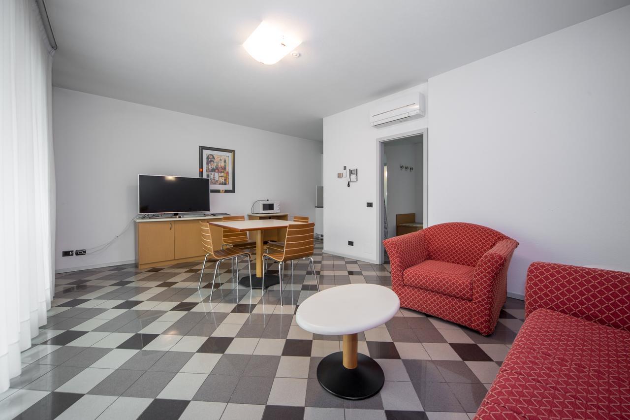 Piazzi House Aparthotel Sondrio Bagian luar foto