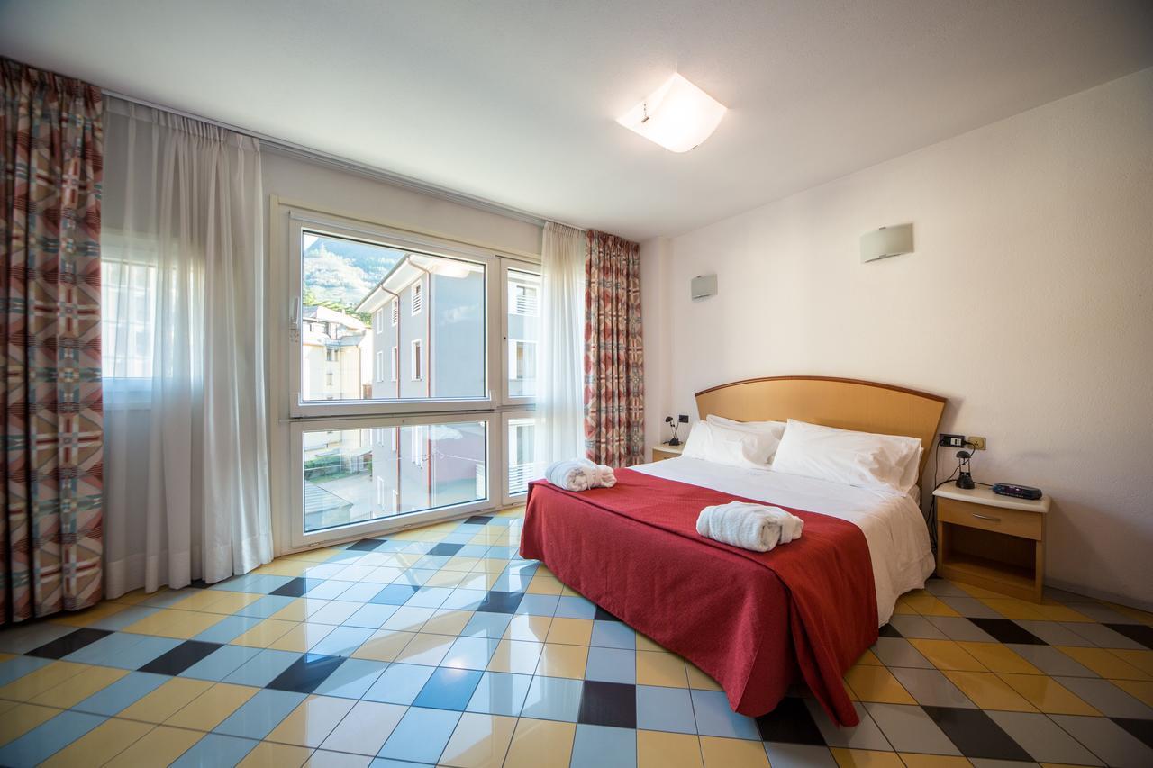 Piazzi House Aparthotel Sondrio Bagian luar foto