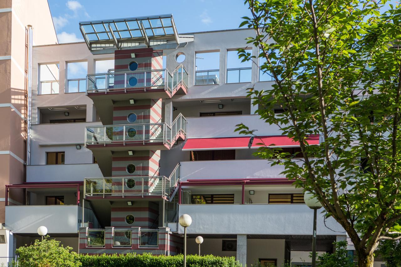 Piazzi House Aparthotel Sondrio Bagian luar foto