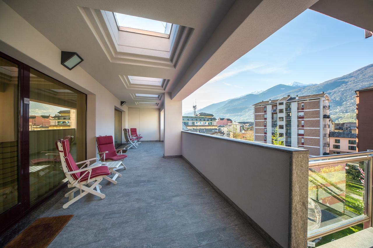 Piazzi House Aparthotel Sondrio Bagian luar foto