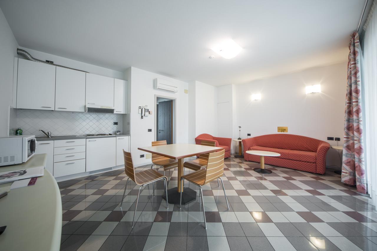 Piazzi House Aparthotel Sondrio Bagian luar foto