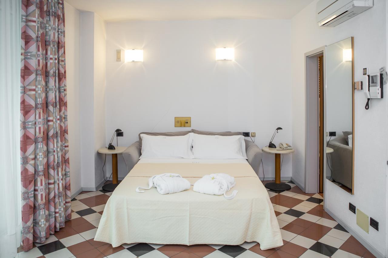 Piazzi House Aparthotel Sondrio Bagian luar foto
