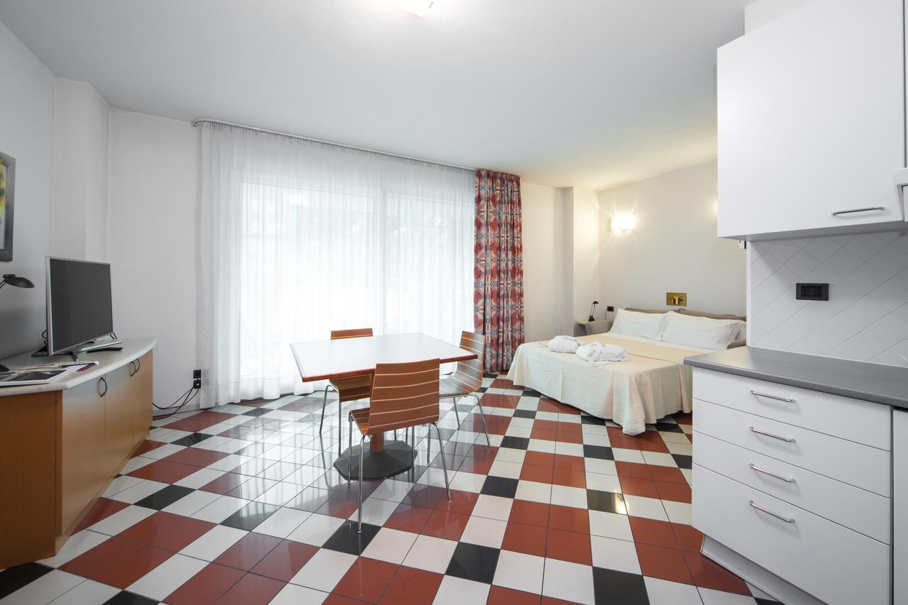 Piazzi House Aparthotel Sondrio Bagian luar foto