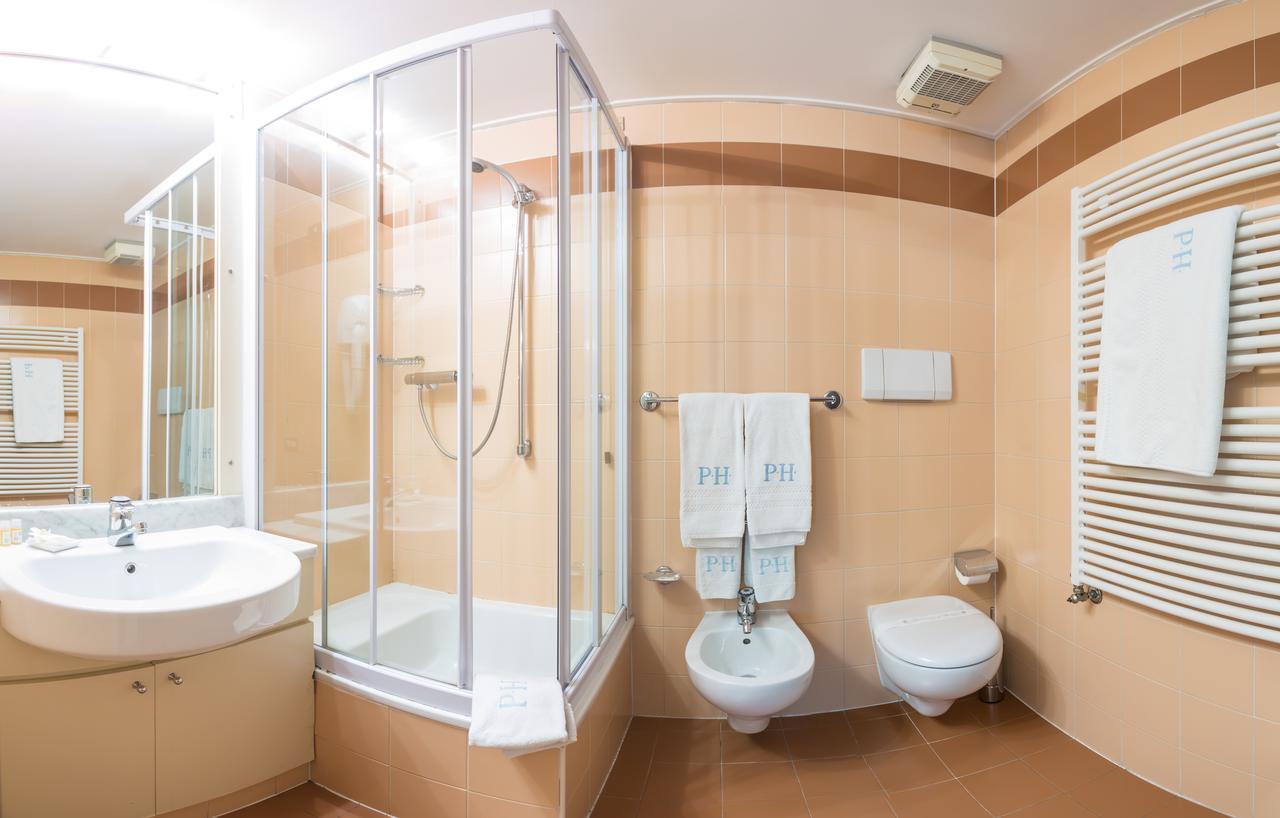 Piazzi House Aparthotel Sondrio Bagian luar foto